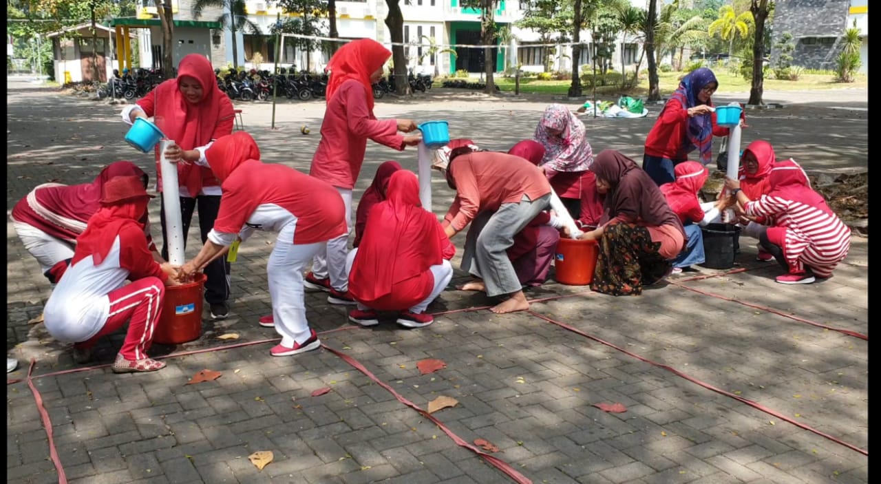 Internalisasi Nilai-nilai Anti Suap, FK Adakan Lomba Pindahkan Air Menggunkan Tempat Bocor