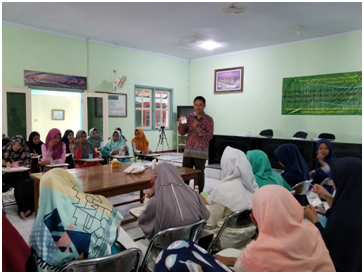 Fakultas Kedokteran dan Farmasi UNEJ Latihkan Pembuatan Sampo dan Cukur Rambut untuk Santri
