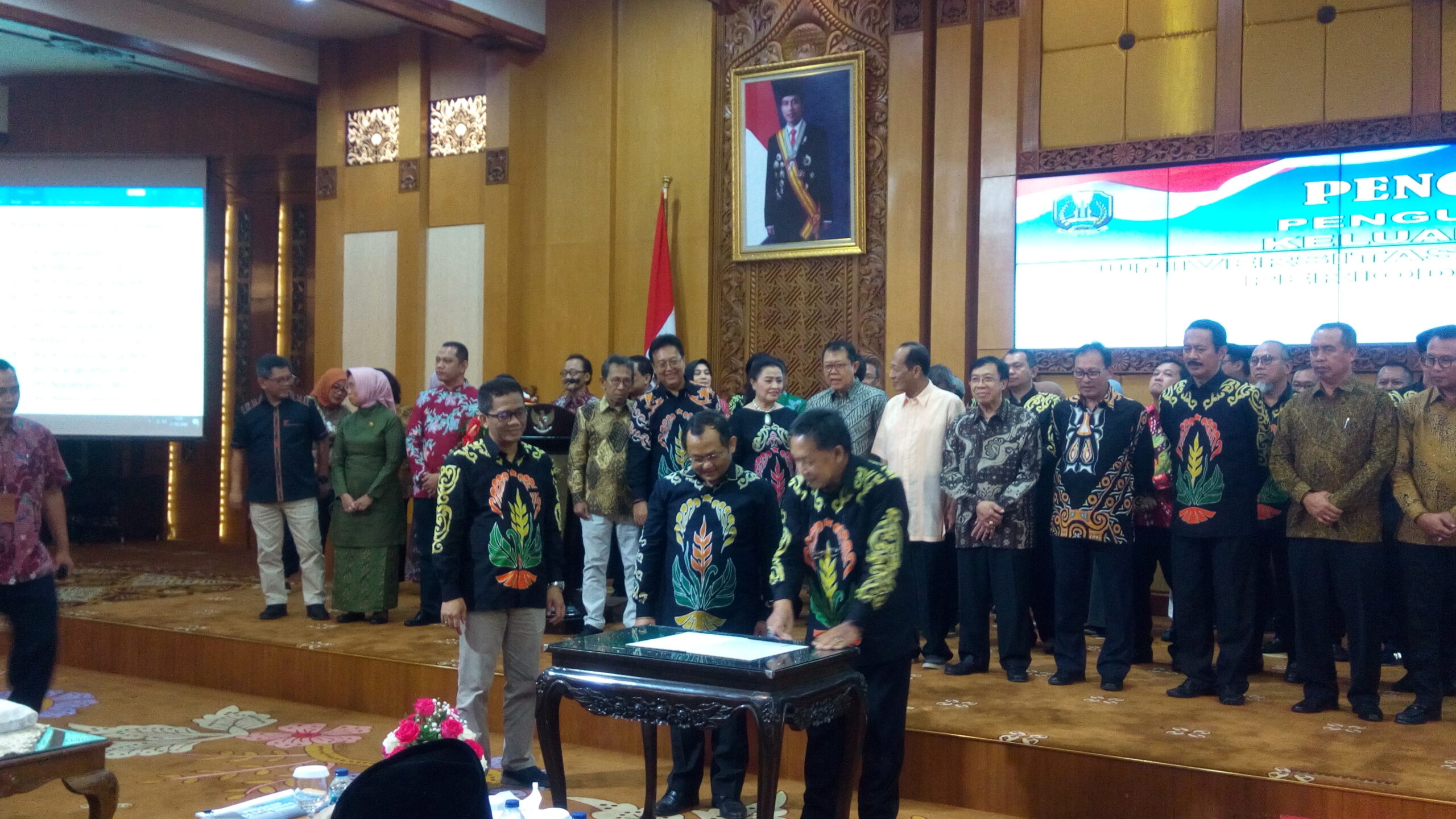 Pengukuhan Pengurus Pusat Alumni Universitas Jember Periode 2020-2025: KAUJE Siap Mendukung Universitas Jember Sebagai Center Of Gravity Tapal Kuda