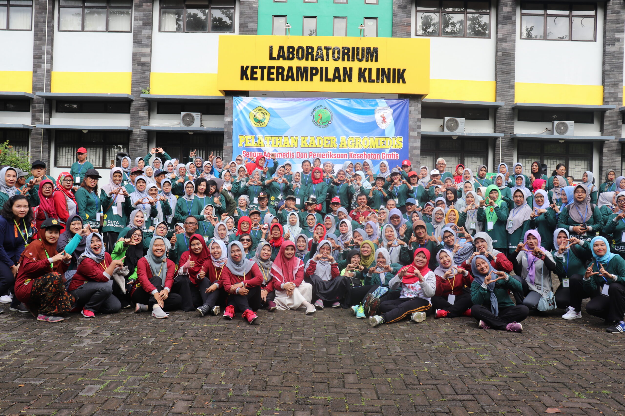 Semua Sehat dan Semua Bahagia Dengan Bergandengan Tangan