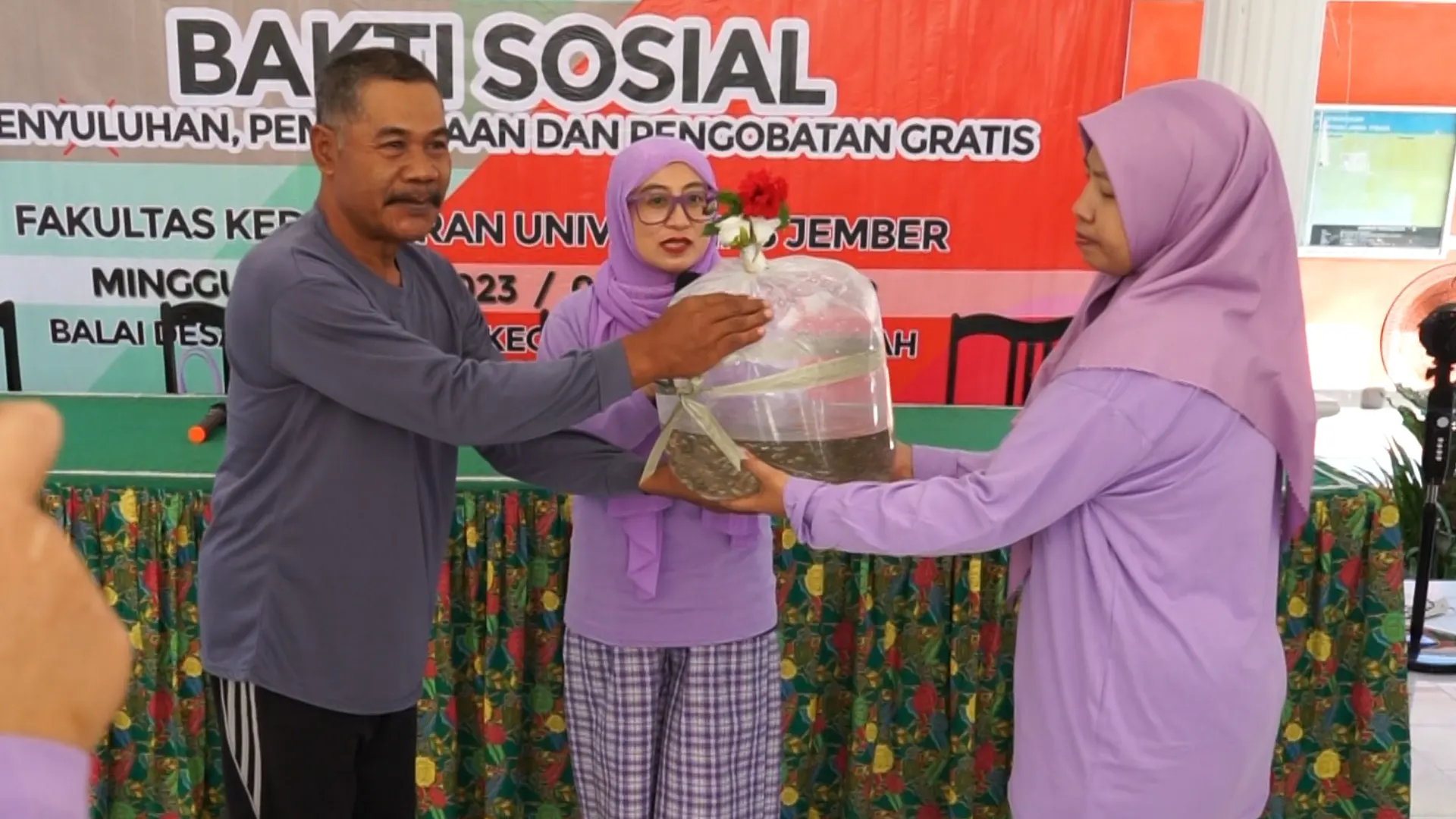 FK UNEJ Inisiasi Desa Albumin di Desa Jenggawah dengan Memberikan 4000 Bibit Ikan Nila untuk Pencegahan Stunting