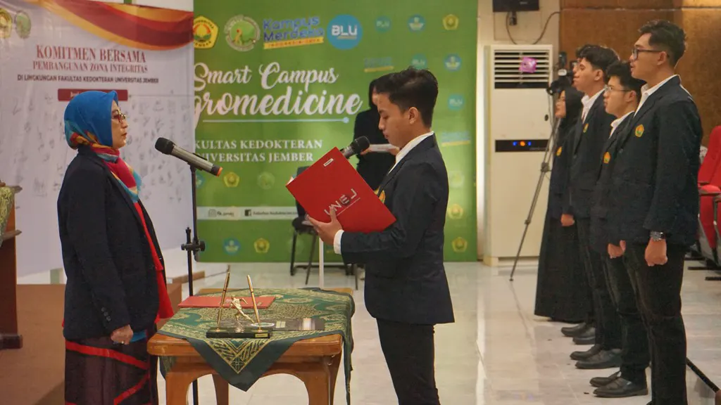 Dekan Fakultas Kedokteran Universitas Jember Lantik Ketua Organisasi Mahasiswa dan UKM Periode 2025