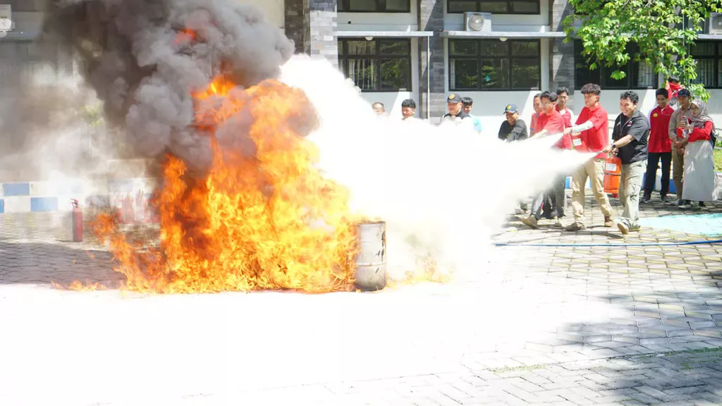 FK UNEJ Gelar Pelatihan K3 Pemadaman Kebakaran untuk Tingkatkan Kesiapsiagaan Civitas Akademika