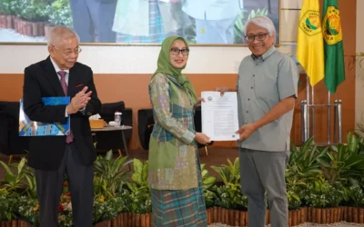 Fakultas Kedokteran Universitas Jember Berikan SK Dewan Penasehat Agromedis kepada Tokoh Pendiri