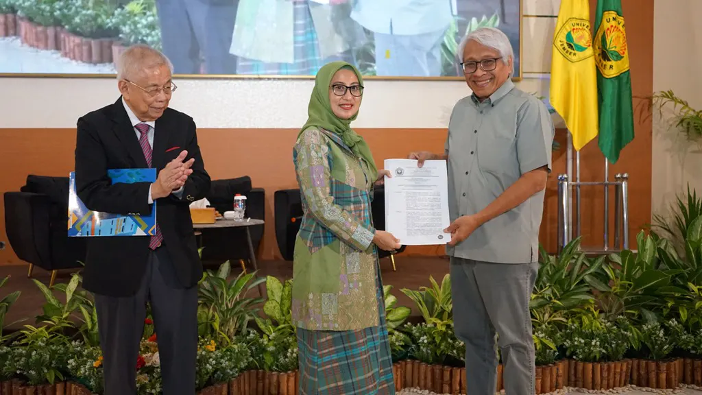 Fakultas Kedokteran Universitas Jember Berikan SK Dewan Penasehat Agromedis kepada Tokoh Pendiri