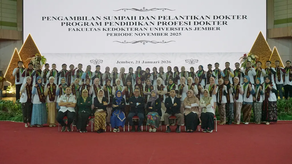 Fakultas Kedokteran Universitas Jember Lantik 56 Dokter Baru, Tegaskan Komitmen Lulusan Unggul untuk Bangsa